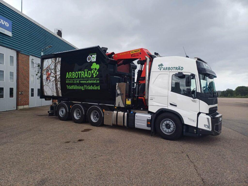 Trädfällning med kranbil i Hässleholm